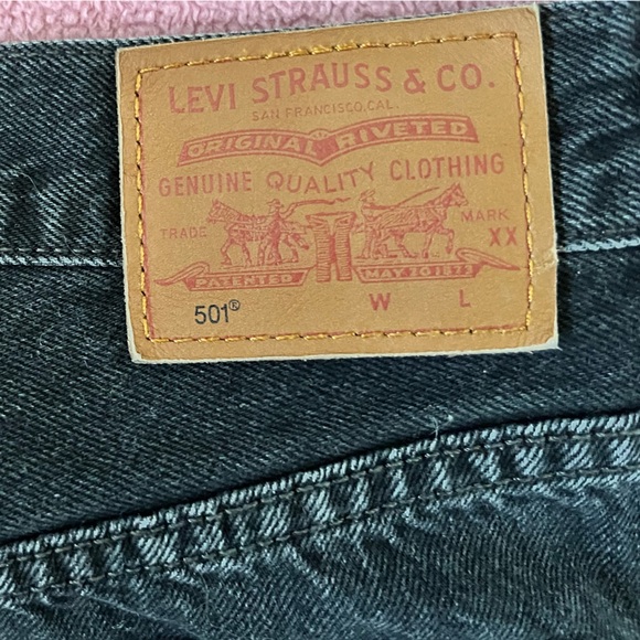 Woman’s Black Denim 501 Levi’s Shorts - Picture 8 of 10